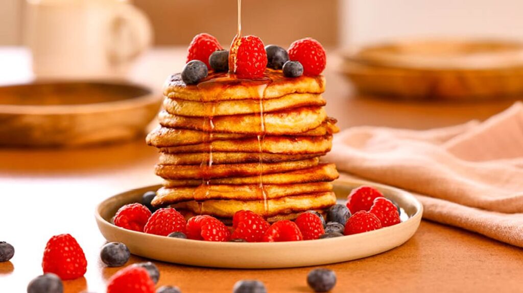 Nemme pandekager med sirup og bær – pandekager opskrifter